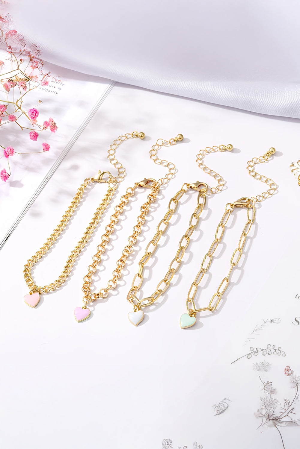 Mehrlagiges, verstellbares Kettenarmband mit Herzanhänger