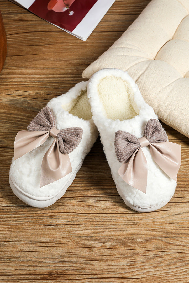 Chaussons d'hiver en peluche avec nœud contrasté (les couleurs des nœuds peuvent varier selon le lot)