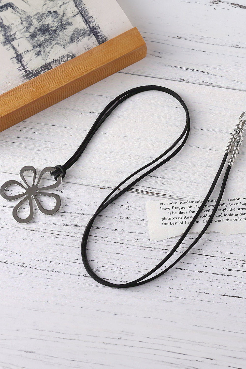 Collier en Y en cuir à motif floral ajouré