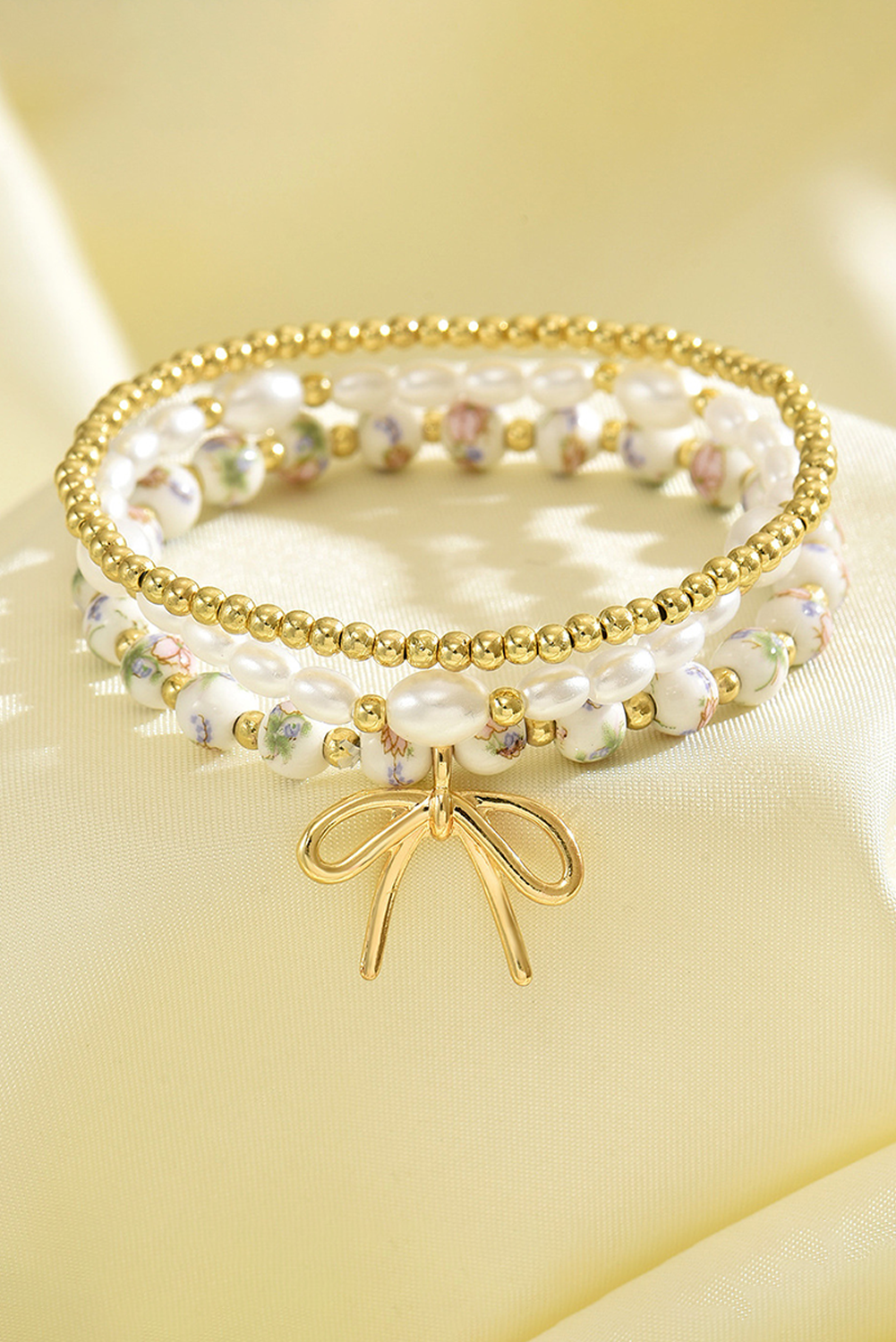 Dreilagiges Armband-Set mit Perlen und Schleifenknoten