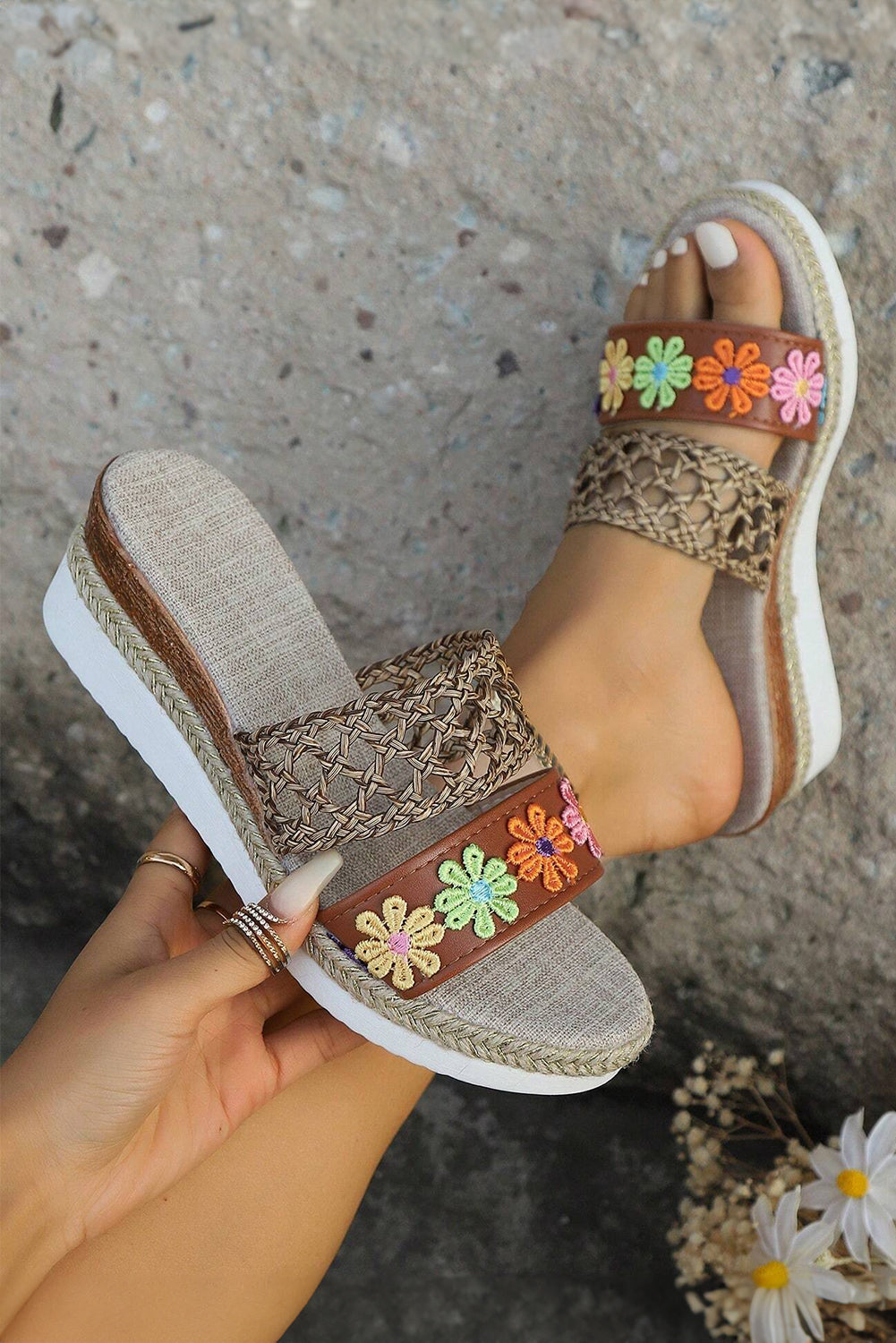 Hausschuhe mit Keilabsatz und geflochtenen Details und Blumenmuster
