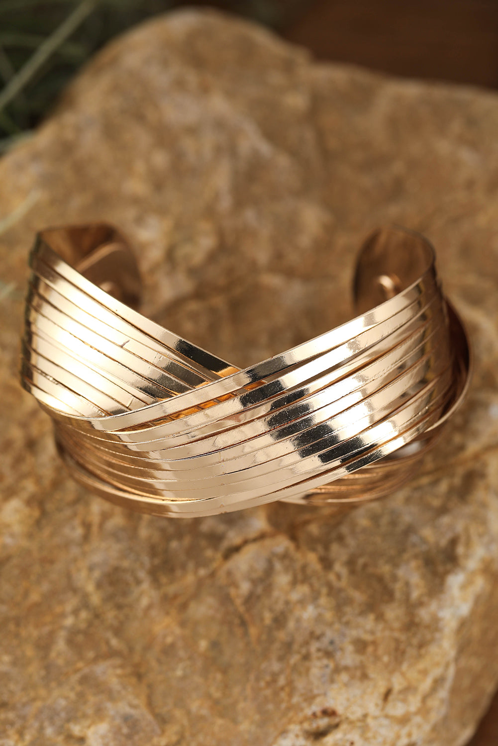 Strukturiertes Crossover-Armband aus Metall