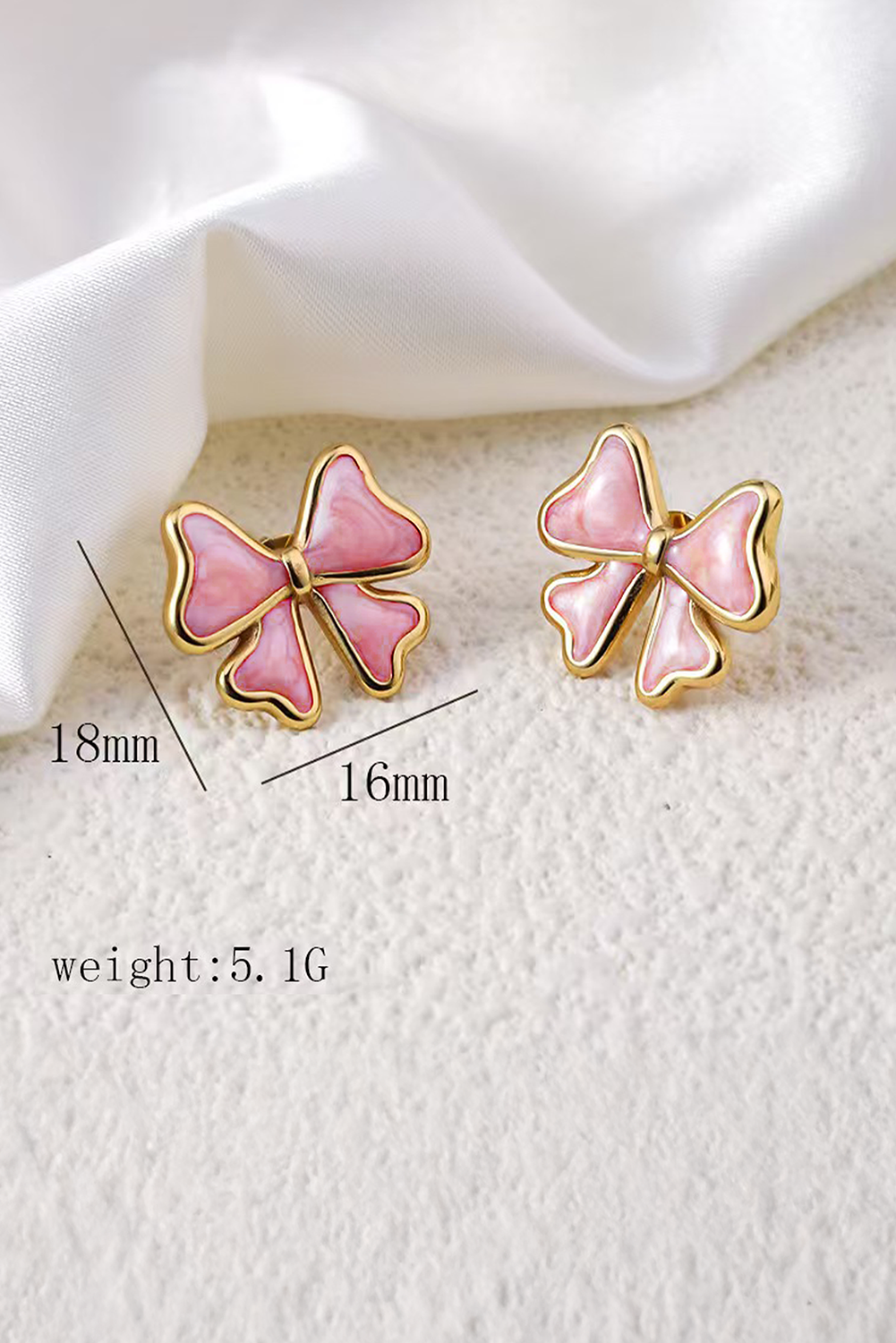 Boucles d'oreilles à tige en émail avec nœud papillon