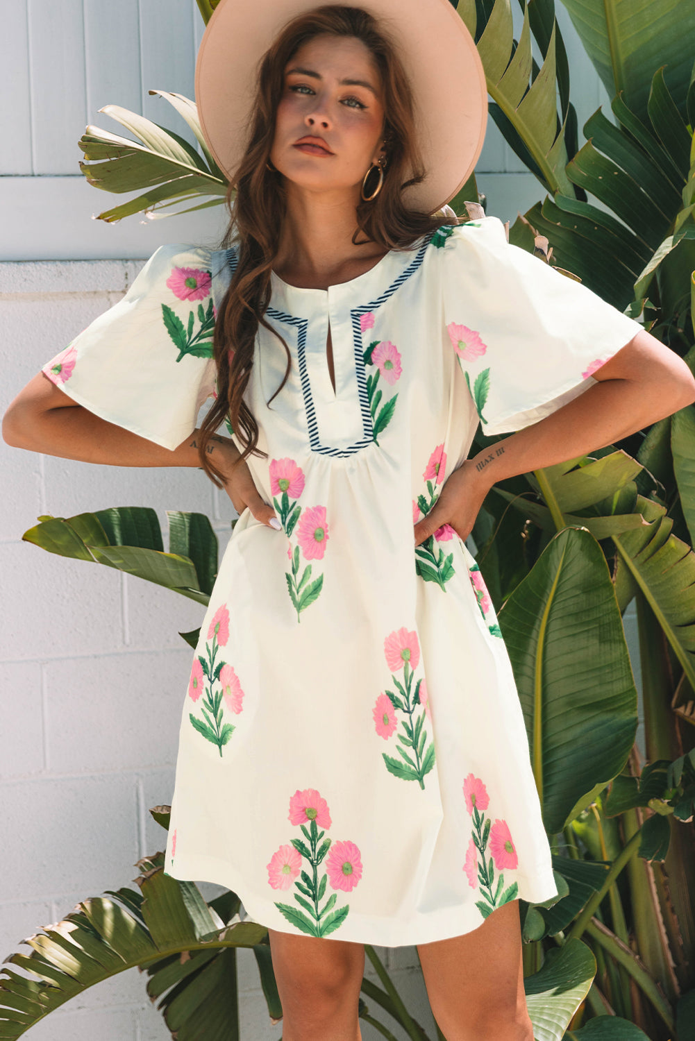 Mini-robe ample à manches courtes et col fendu à fleurs