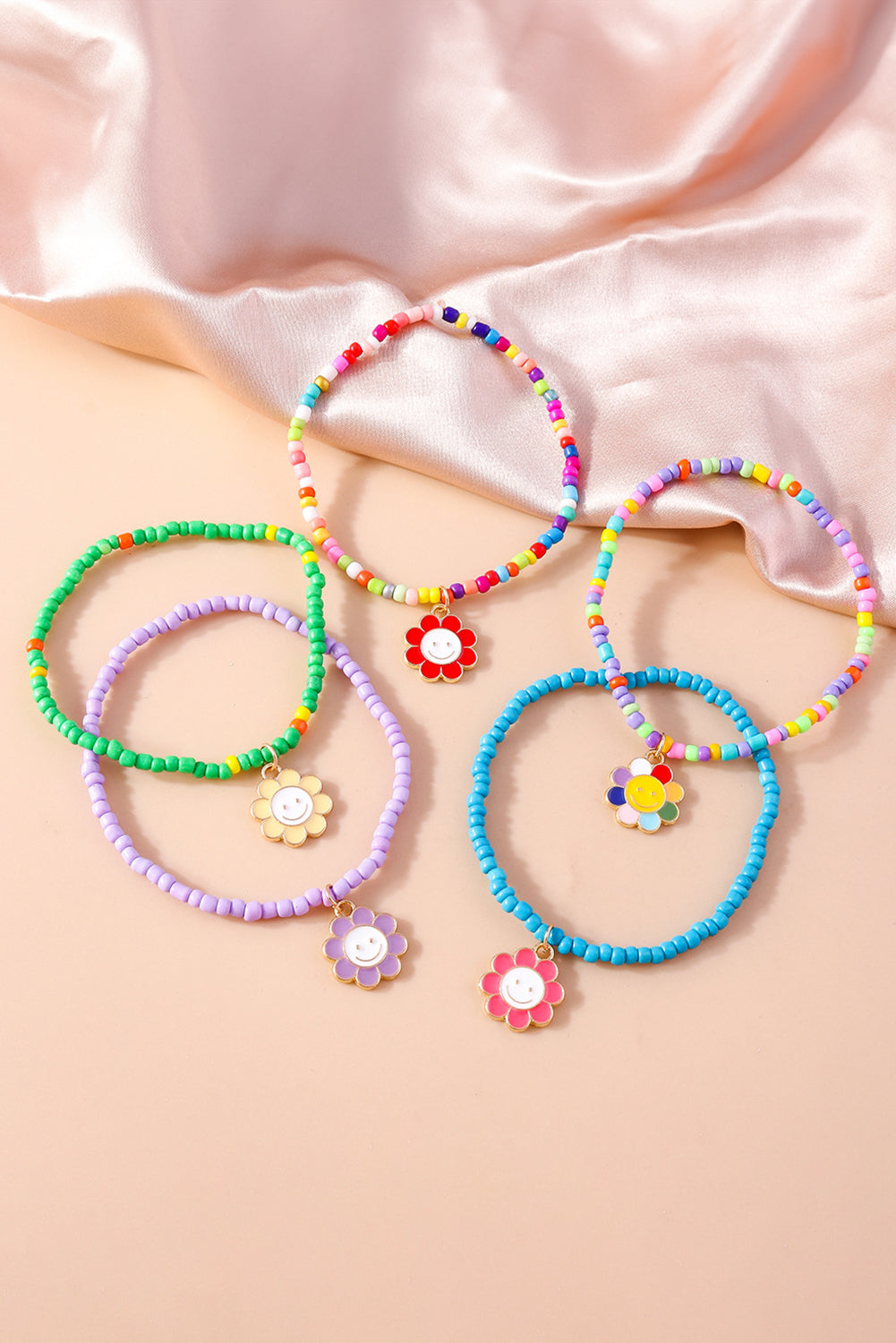 5-teiliges Perlenarmband-Set mit Smiley-Blumenanhänger