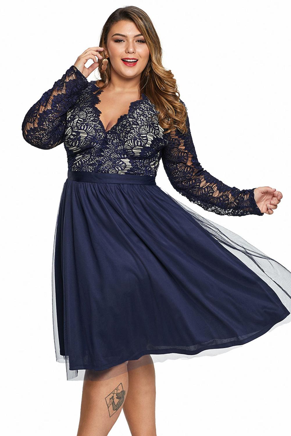 Robe mi-longue noire en tulle et dentelle à col festonné grande taille