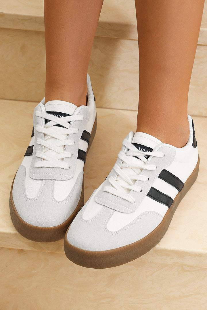 Flache Sneakers mit Streifenmuster und Schnürung