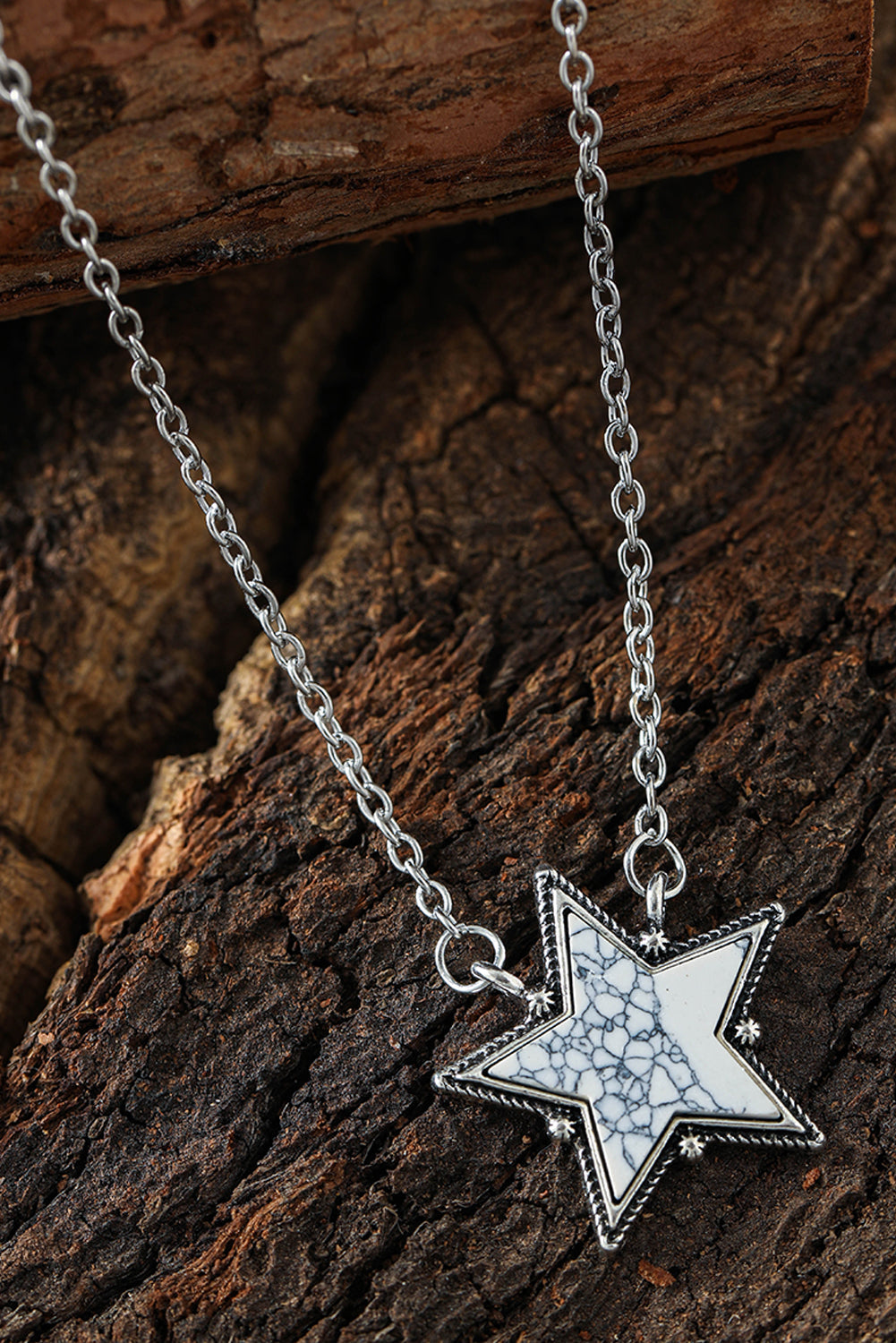 Collier chaîne avec pendentif en forme d'étoile