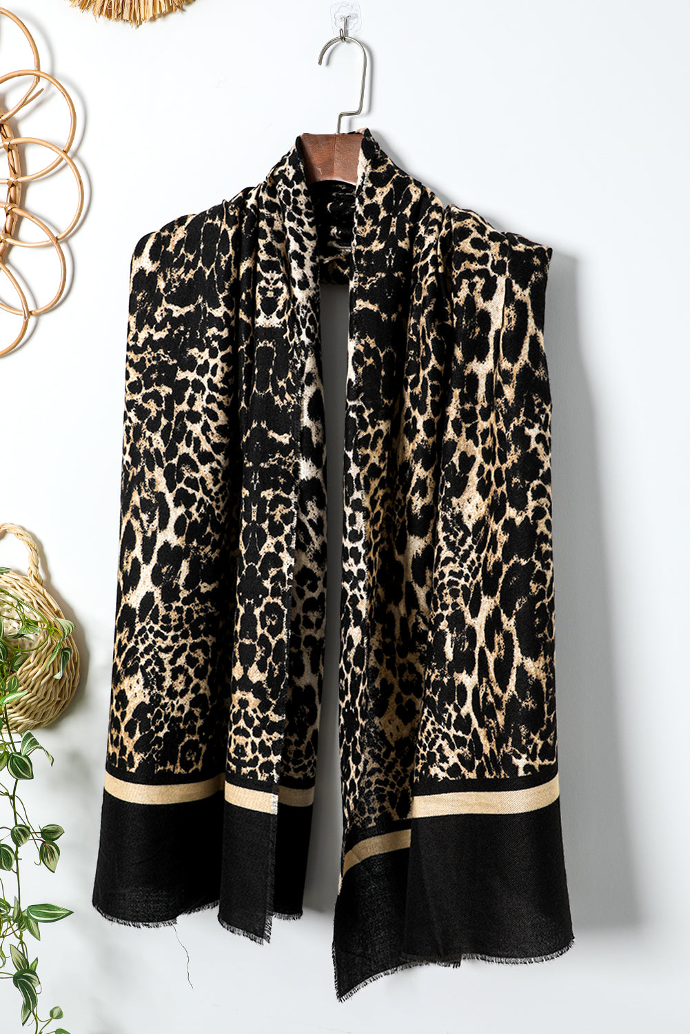 Écharpe chaude à bords bruts et imprimé léopard