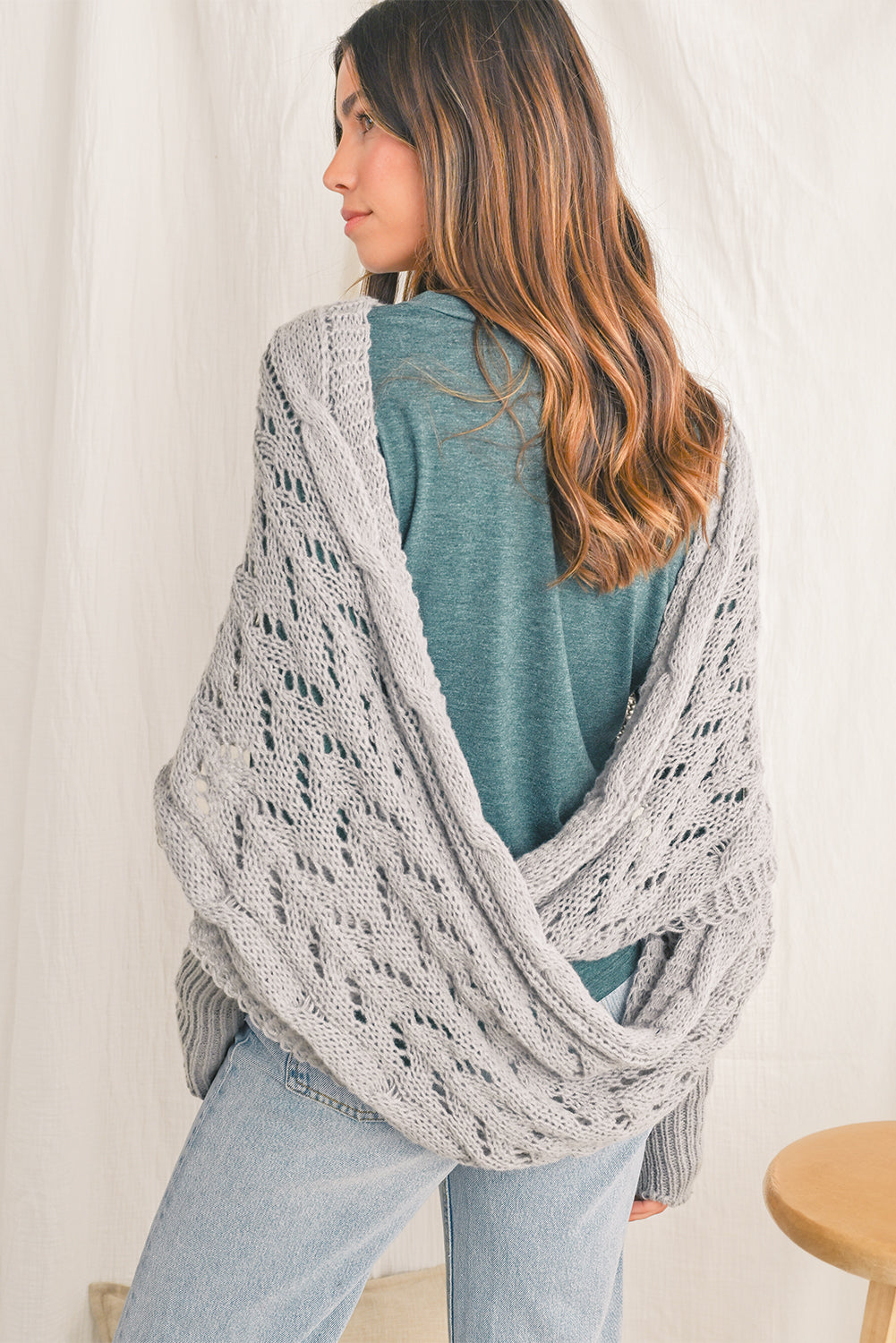 Strickschal mit Kreuzdetail und Ärmeln