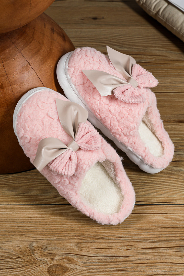 Chaussons d'hiver en peluche avec nœud contrasté (les couleurs des nœuds peuvent varier selon le lot)