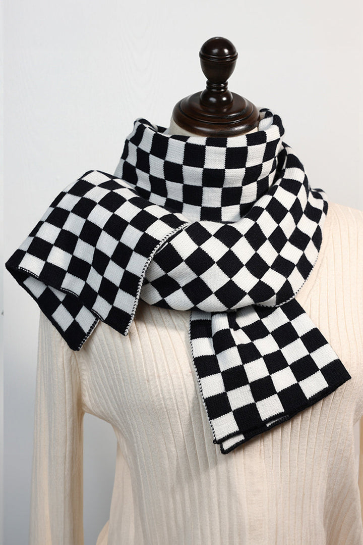 Weicher, warmer, großer Strickschal mit Karomuster