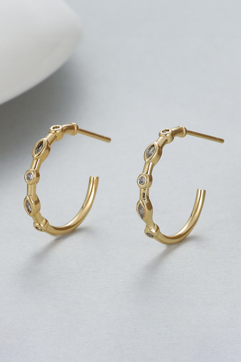 Boucles d'oreilles à tige en forme de C avec incrustations de strass