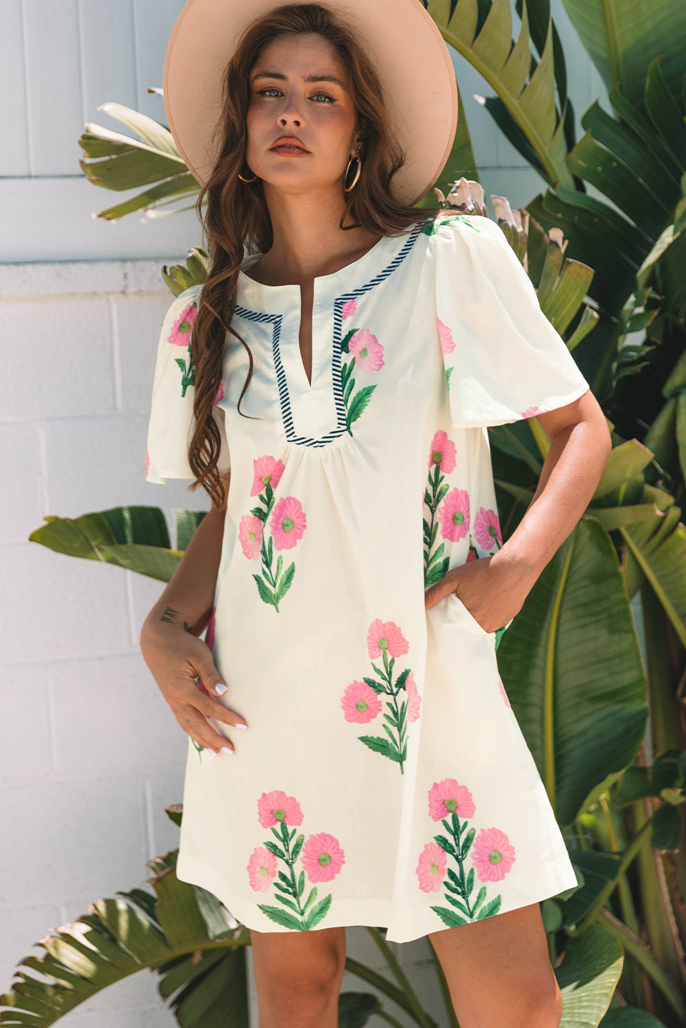 Mini-robe ample à manches courtes et col fendu à fleurs