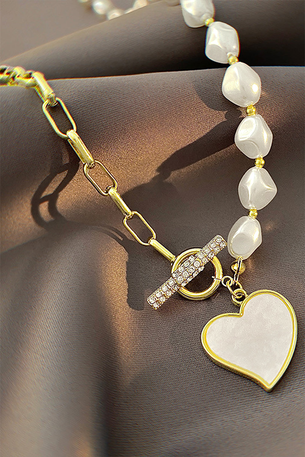 Collier avec pendentif en forme de cœur et chaîne de perles décorée de strass