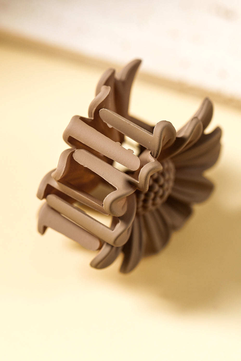 Pince à cheveux givrée style bohème avec marguerite