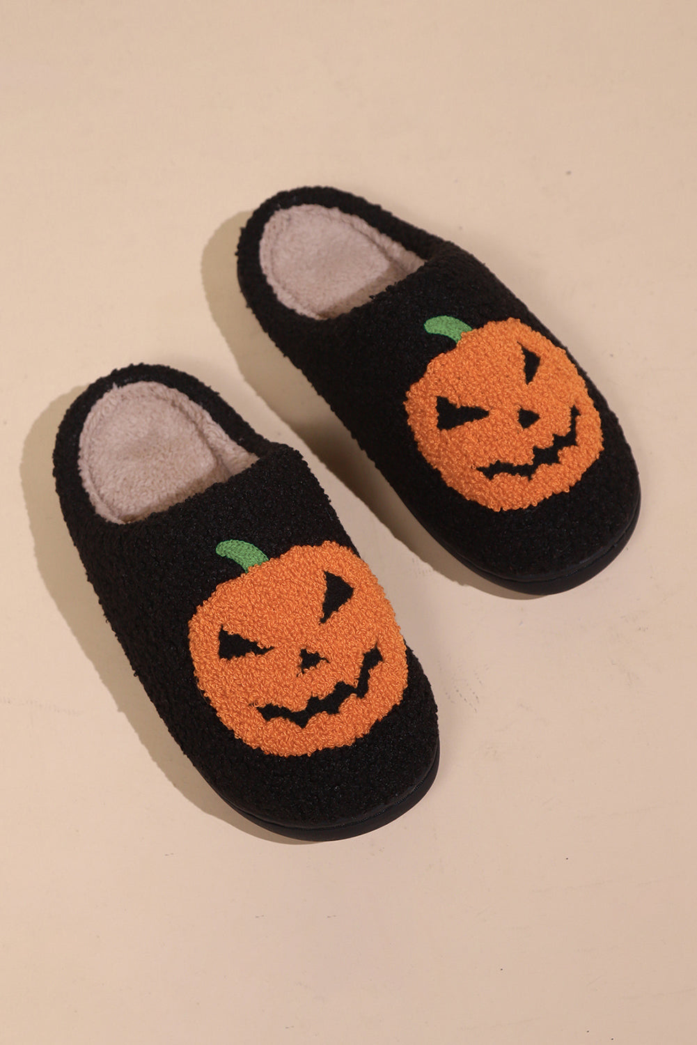 Plüsch-Hausschuhe mit Halloween-Kürbis-Print