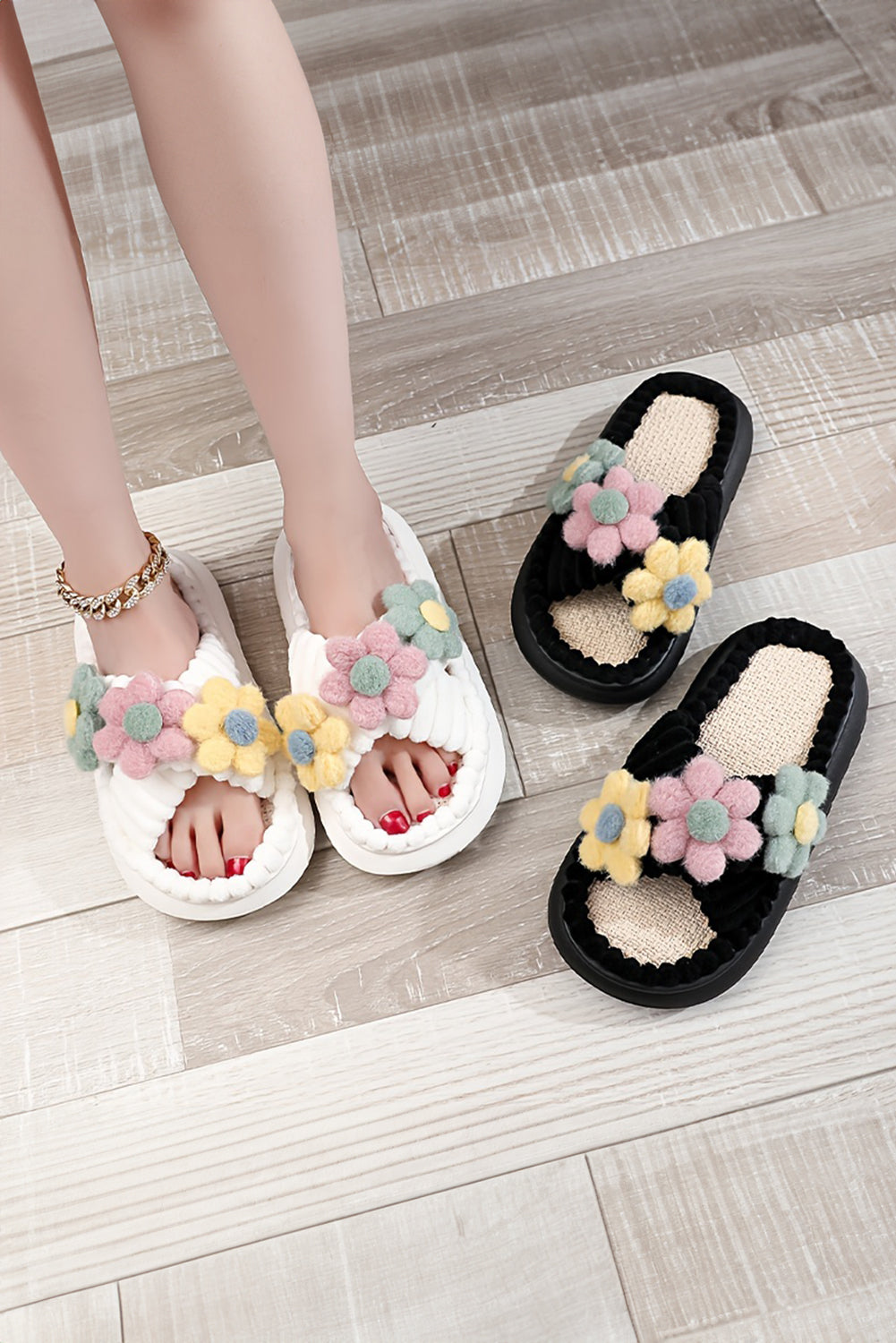 Chaussons ouverts à brides croisées et fleurs duveteuses