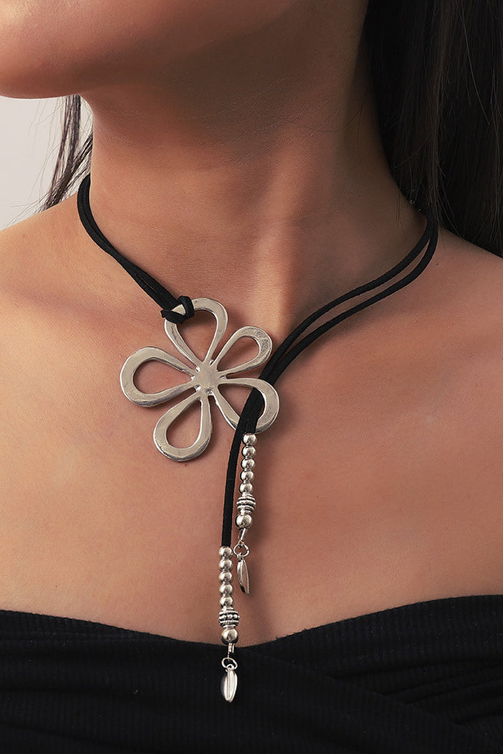 Collier en Y en cuir à motif floral ajouré