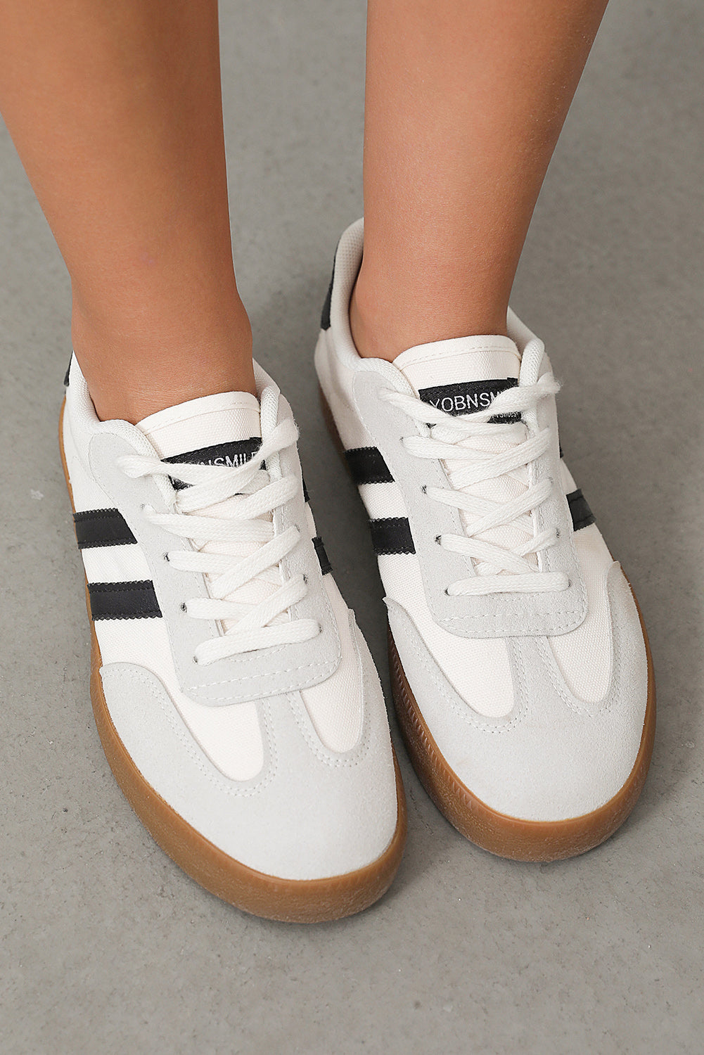 Flache Sneakers mit Streifenmuster und Schnürung