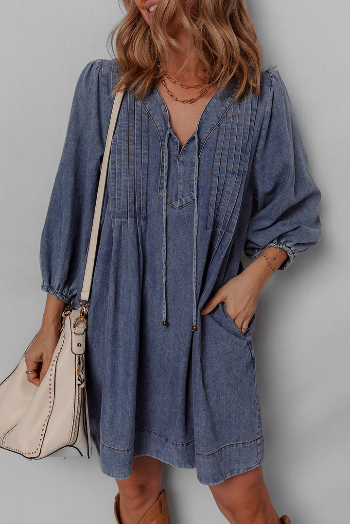 Robe mini en jean plissée à manches 3/4 et col en V noué