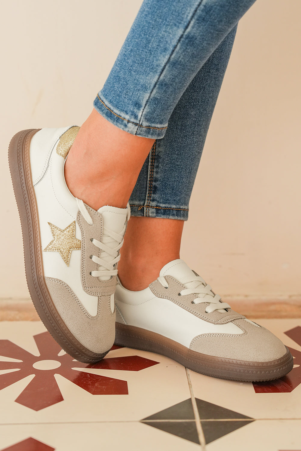 Chaussures plates rétro à lacets avec patchs étoiles scintillants et blocs de couleurs