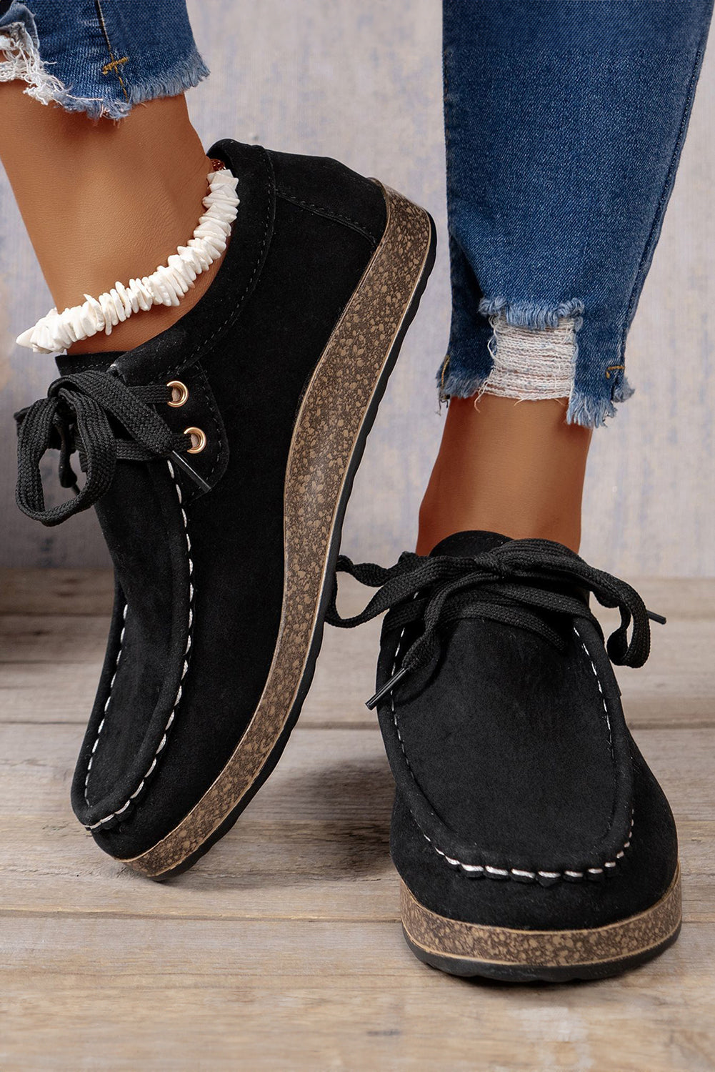 Freizeitschuhe mit dicker Sohle und Schnürung