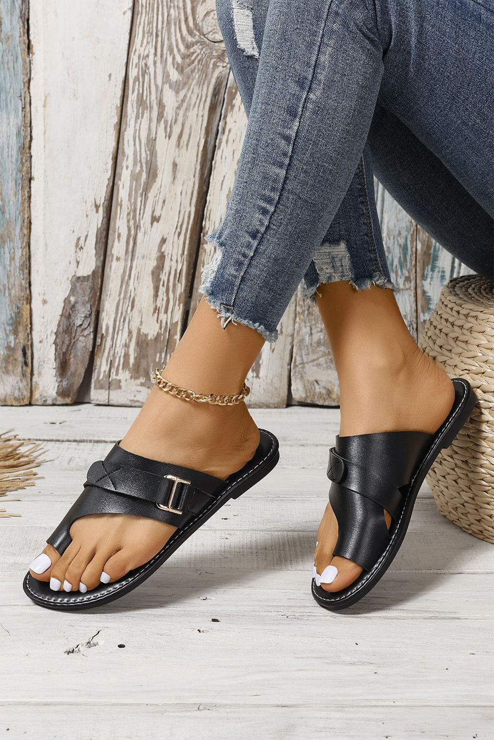 Flache Sandalen mit Zehenring