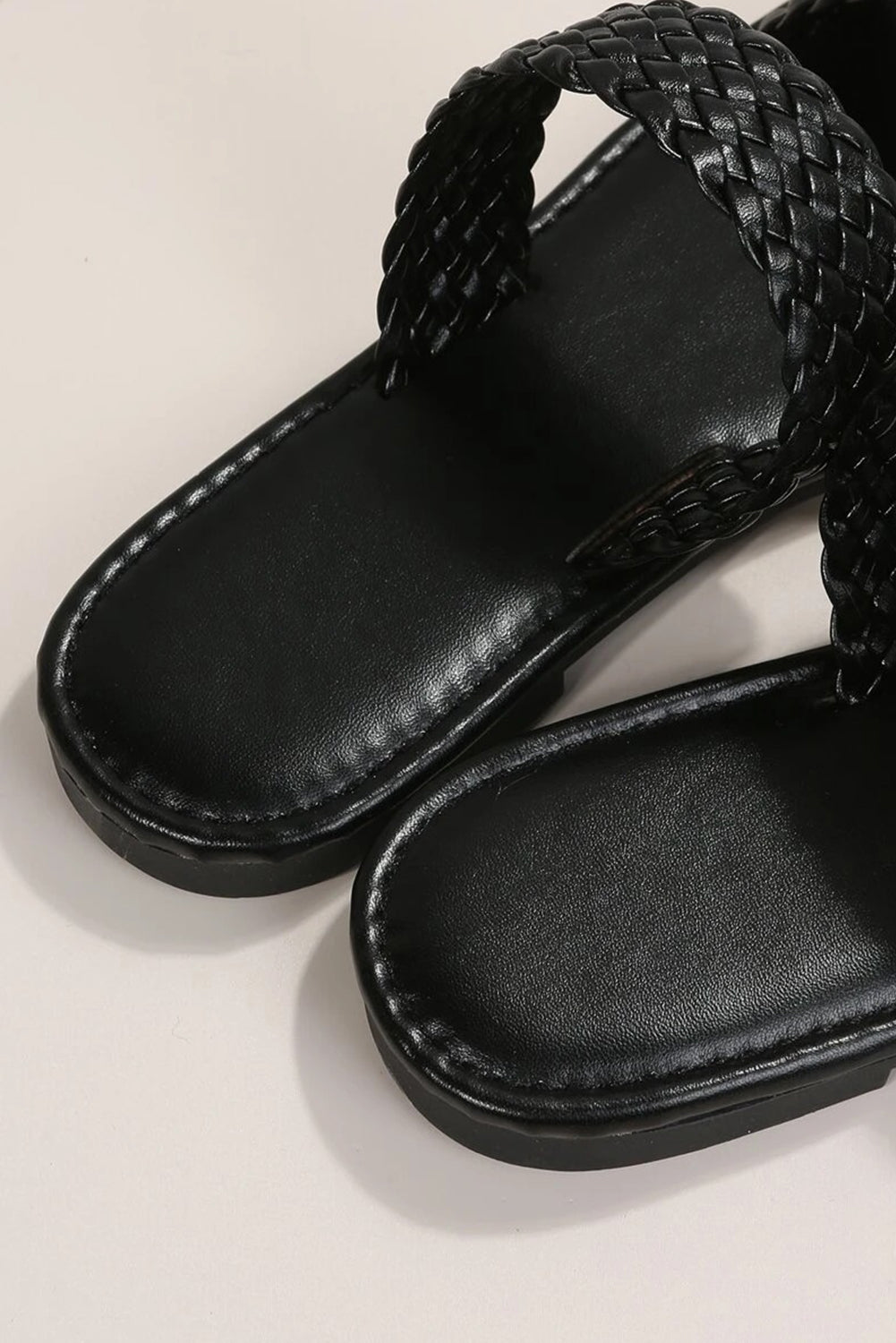 Flache Hausschuhe aus geflochtenem Leder mit Doppelband