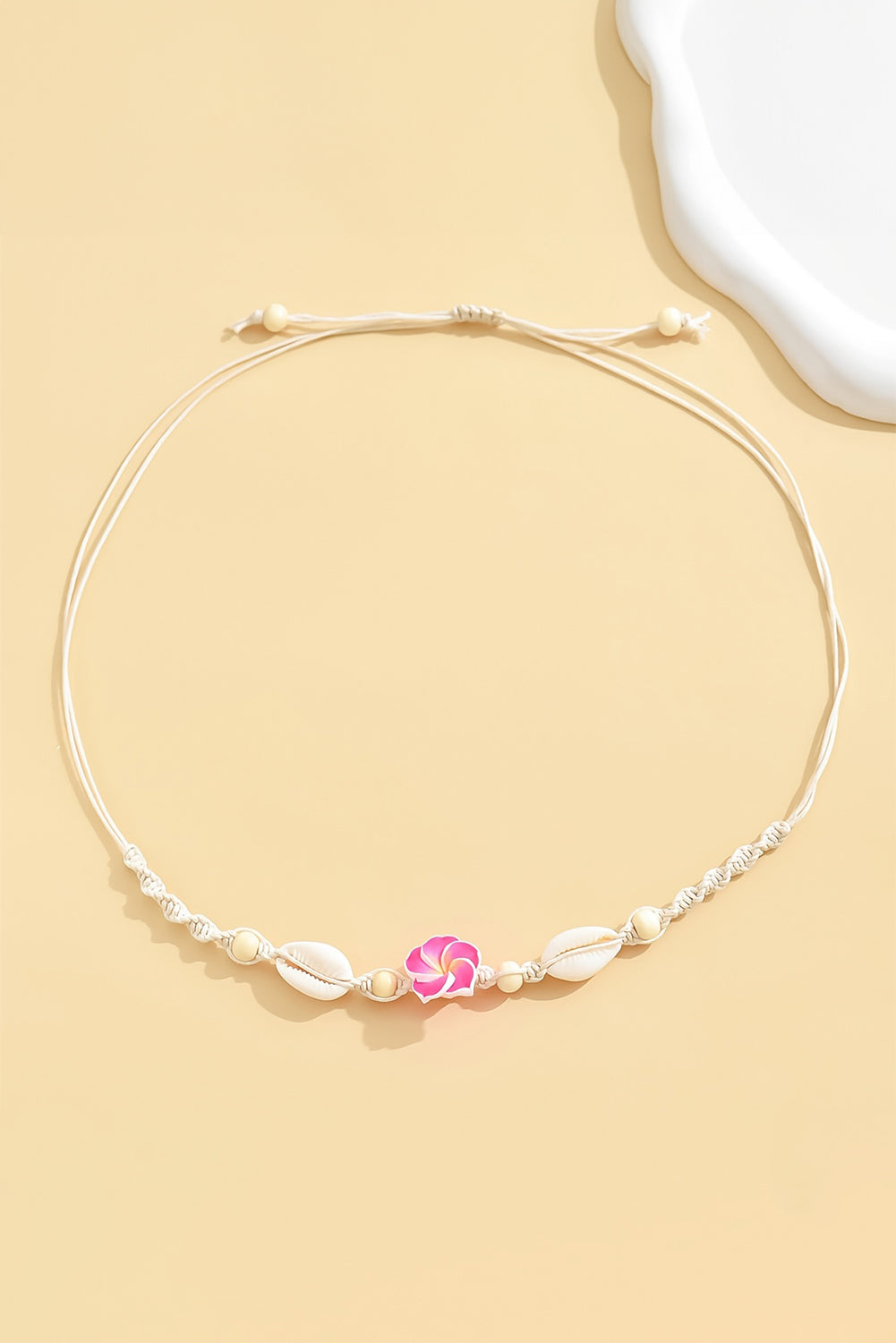 Collier ras du cou tressé en coquillage et fleurs