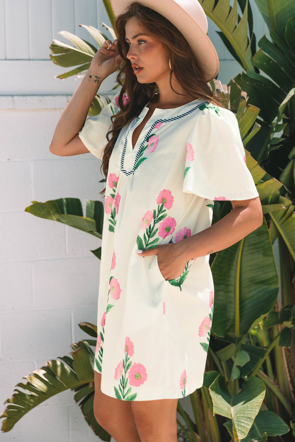 Mini-robe ample à manches courtes et col fendu à fleurs