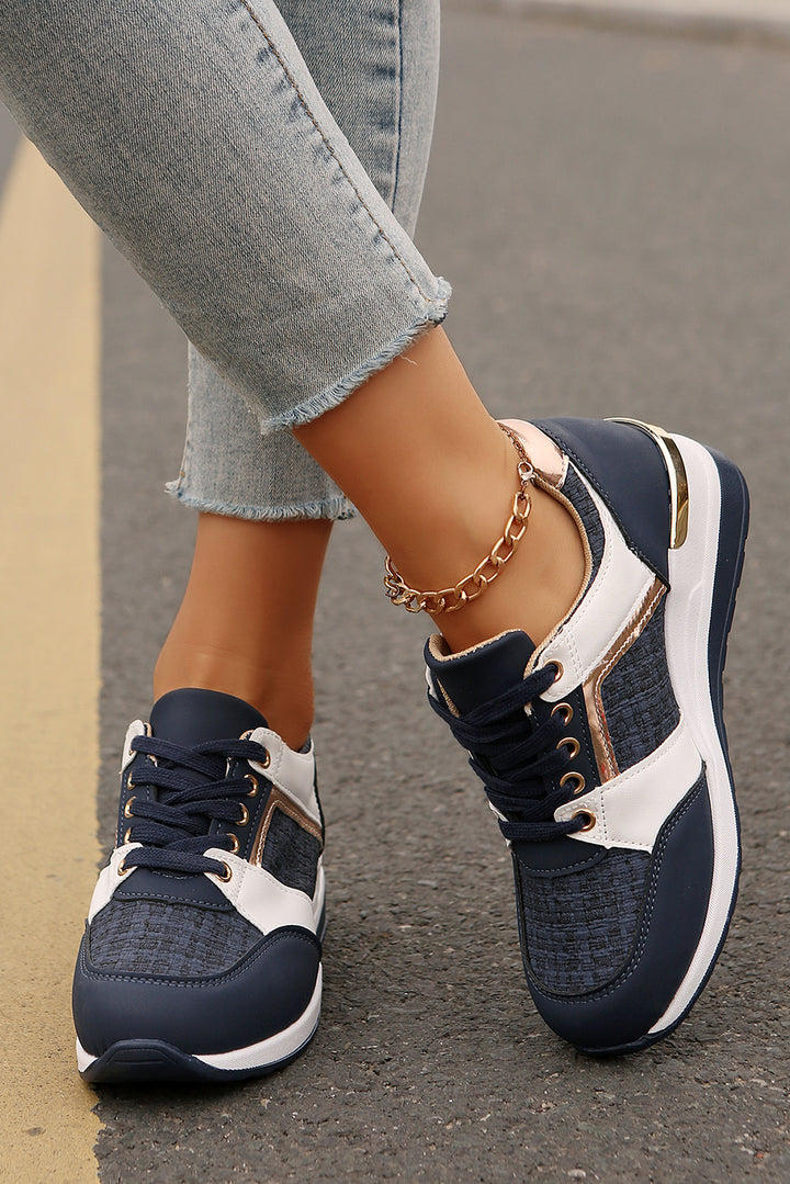Keilsneaker mit Glitzerpatches und Schnürung