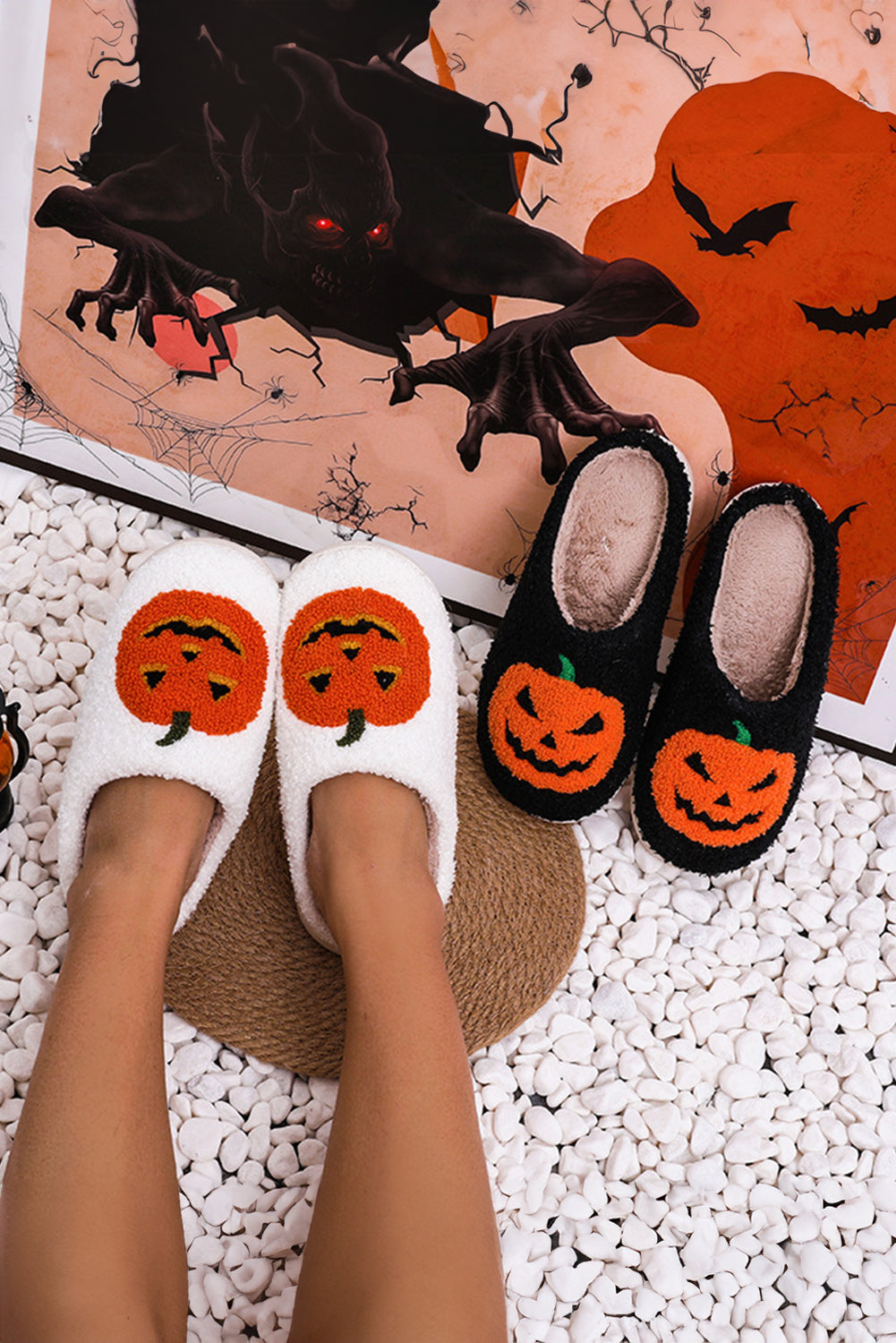 Plüsch-Hausschuhe mit Halloween-Kürbis-Aufdruck (fällt klein aus, eine Nummer größer)