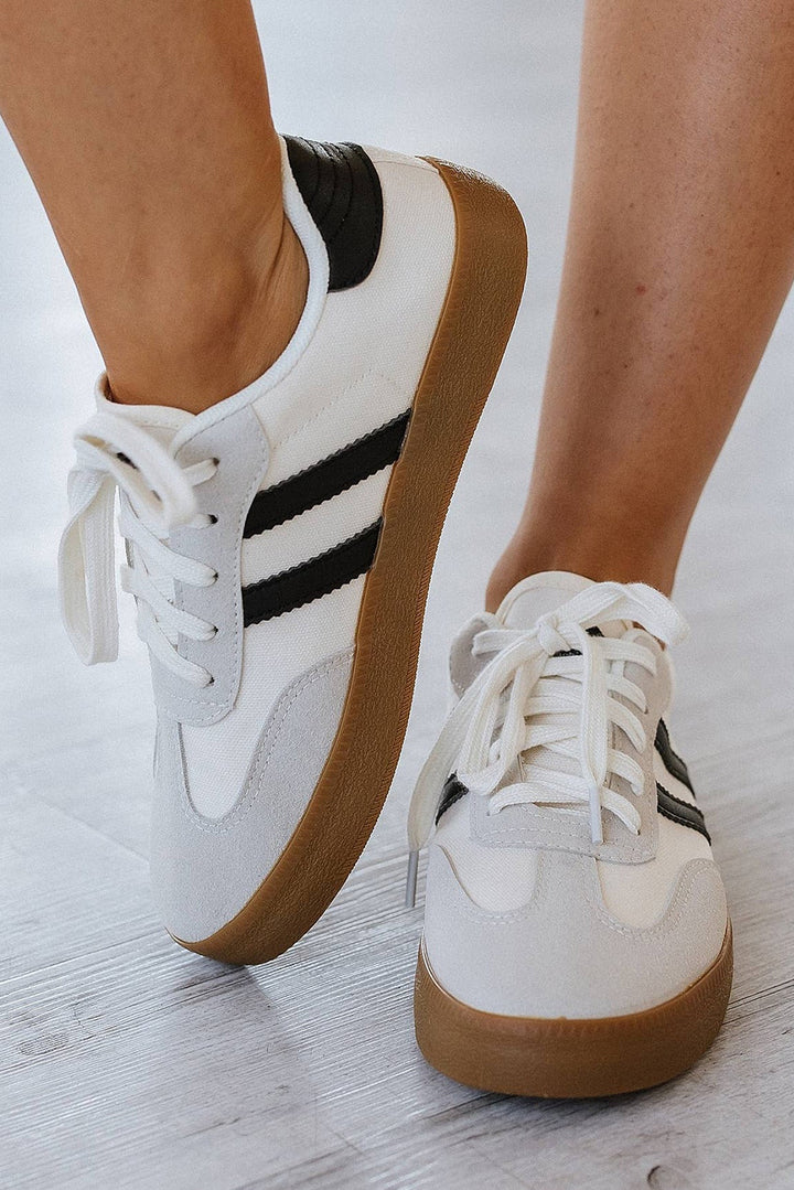 Flache Sneakers mit Streifenmuster und Schnürung