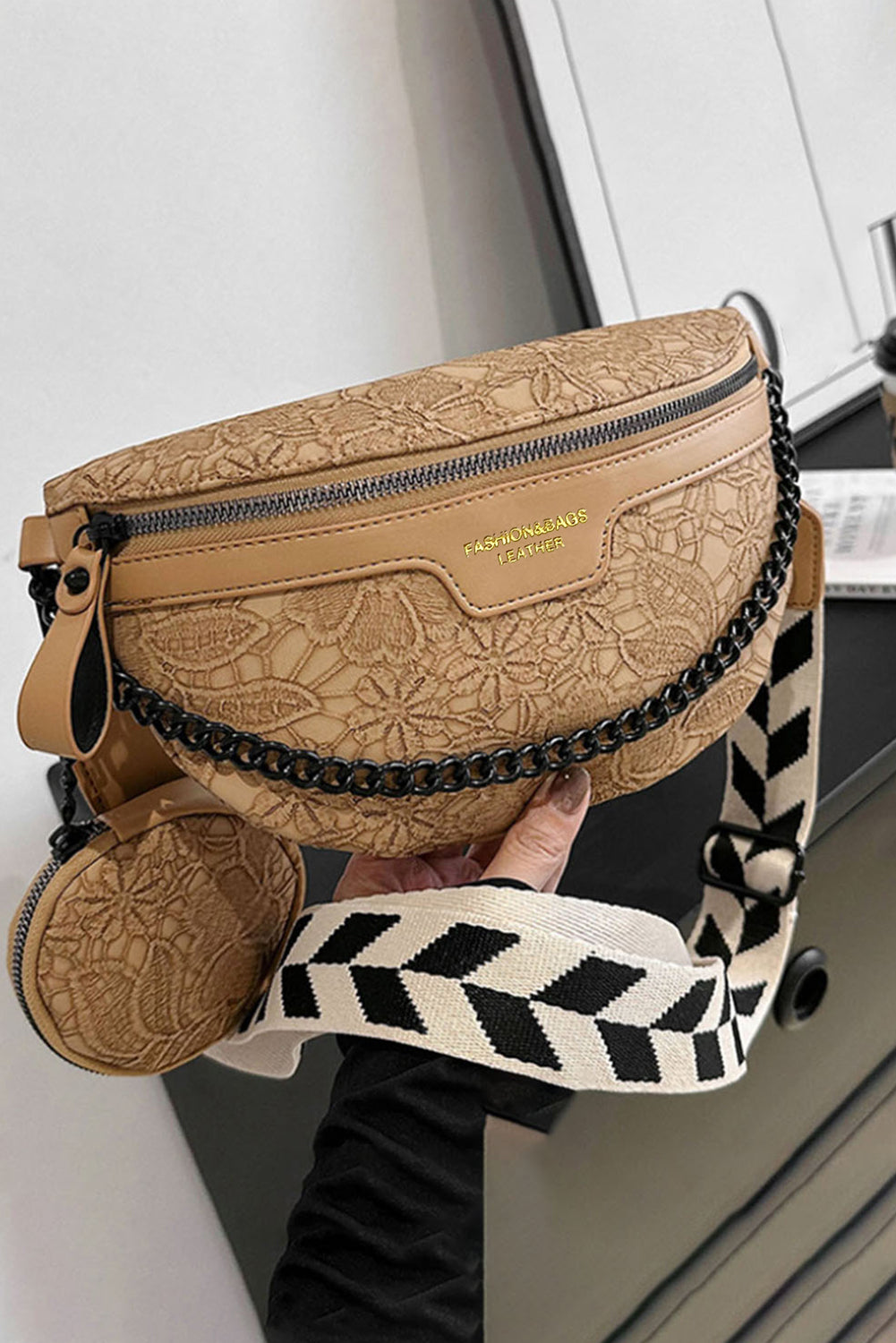 Schultertasche mit Kettenriemen und Münzbörse in Colorblock-Optik
