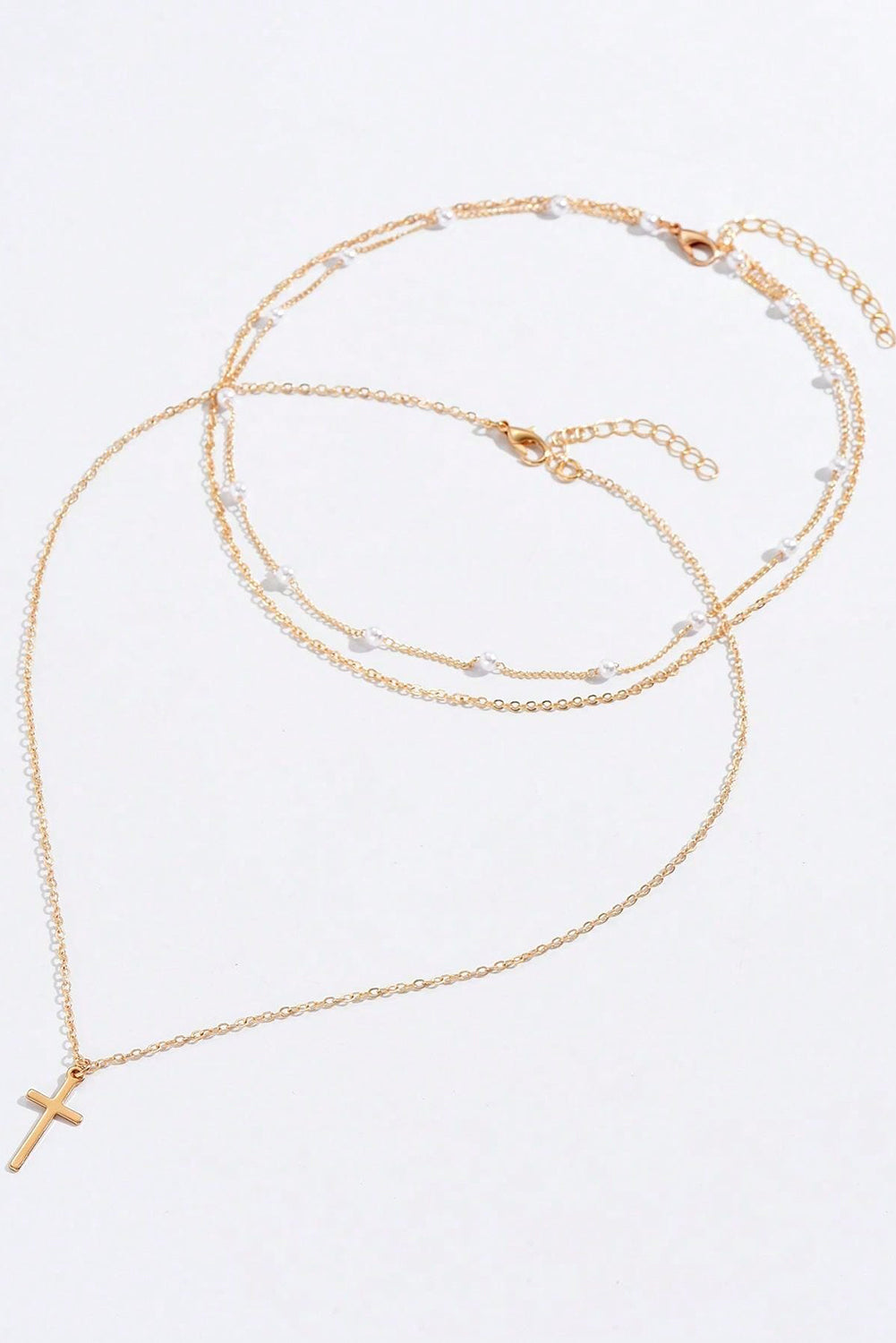 Collier à chaîne triple couche avec pendentif en croix plaqué et décor de perles