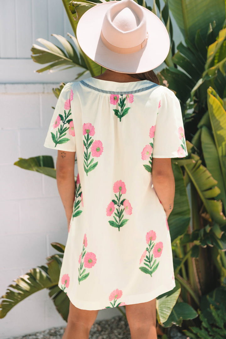 Mini-robe ample à manches courtes et col fendu à fleurs
