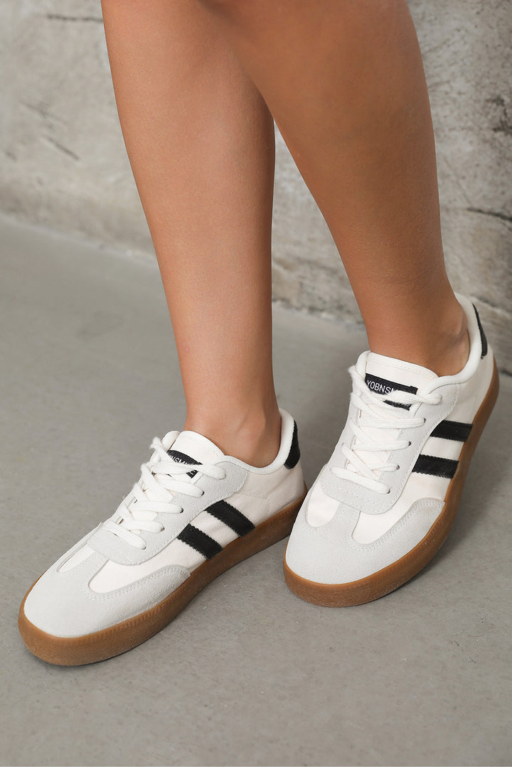 Flache Sneakers mit Streifenmuster und Schnürung