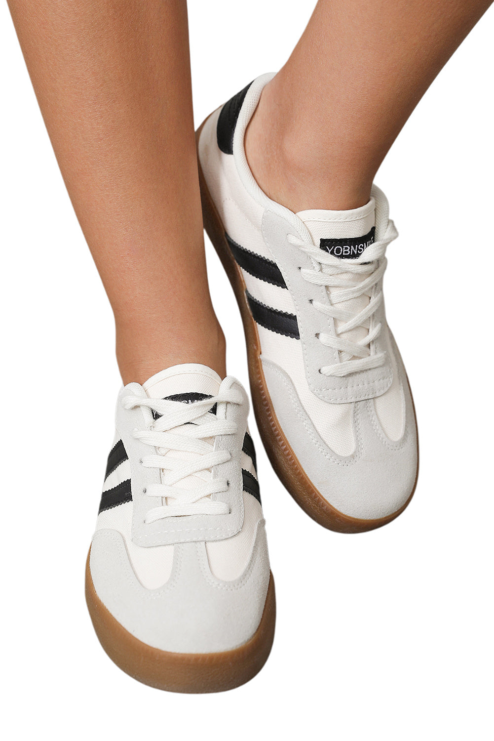 Flache Sneakers mit Streifenmuster und Schnürung