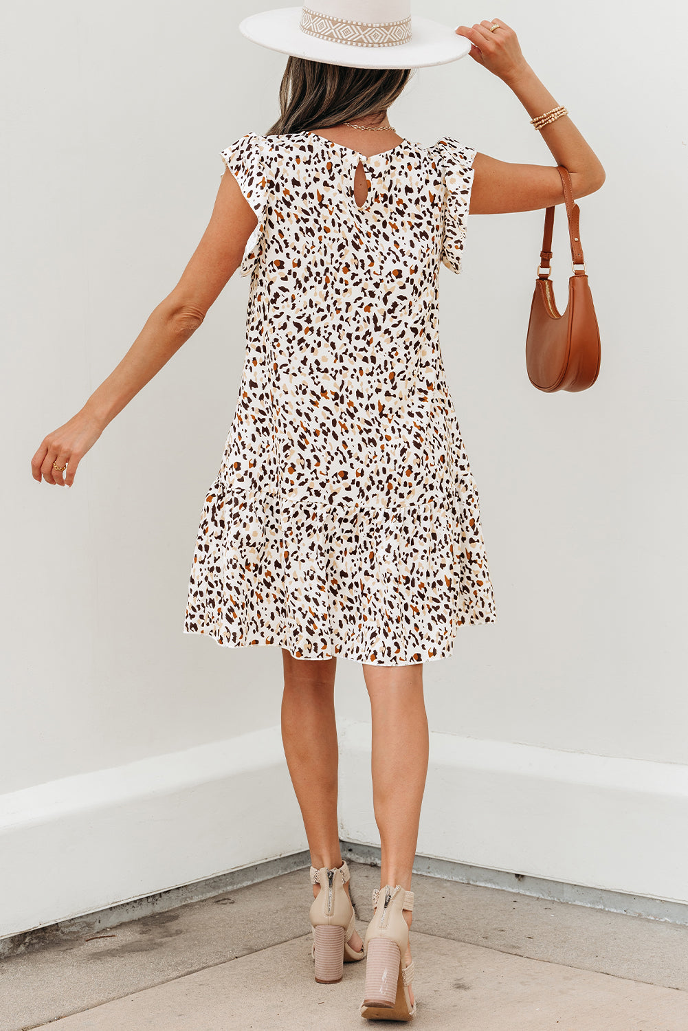 Mini-robe léopard à volants et manches flottantes avec dos en trou de serrure