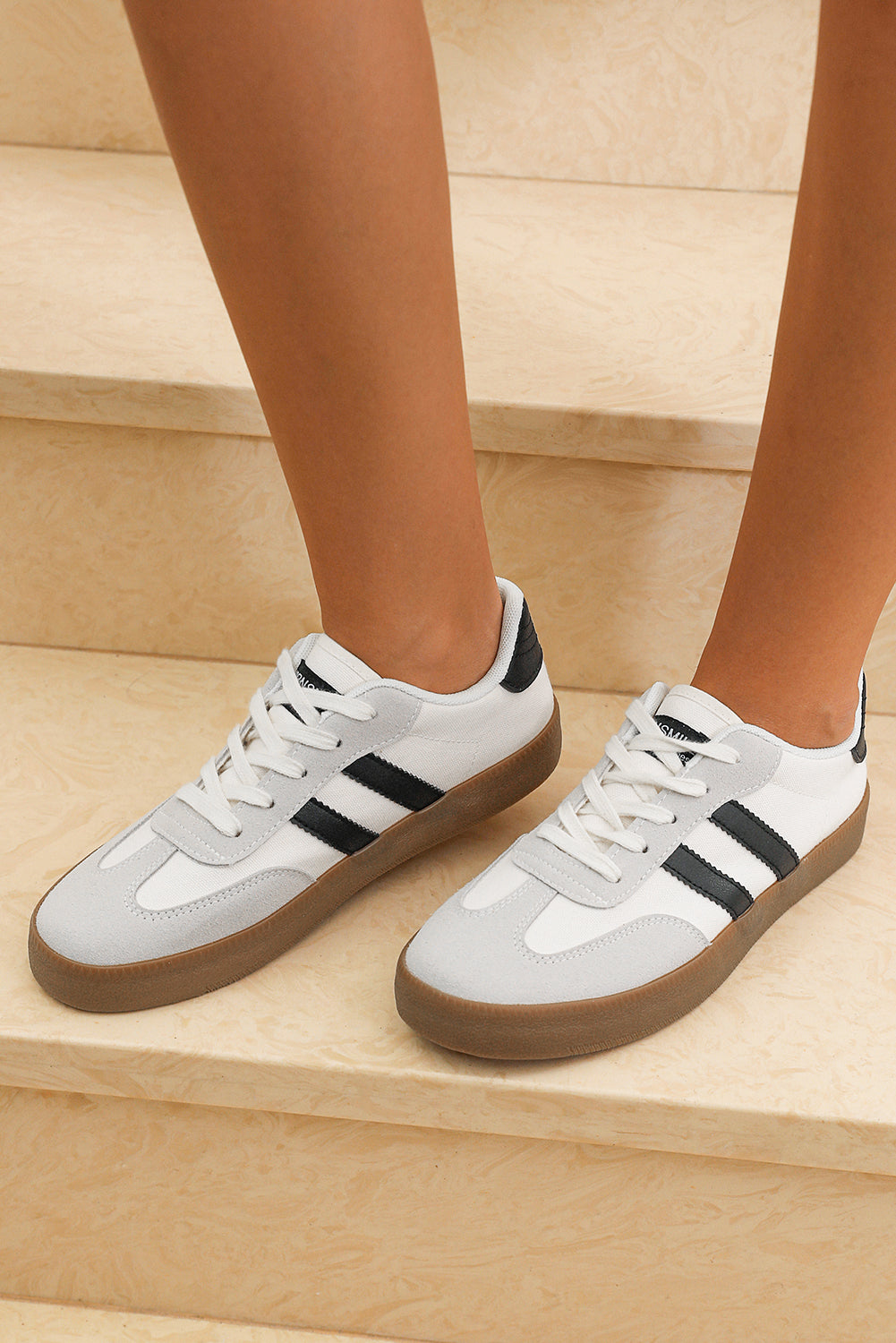 Flache Sneakers mit Streifenmuster und Schnürung