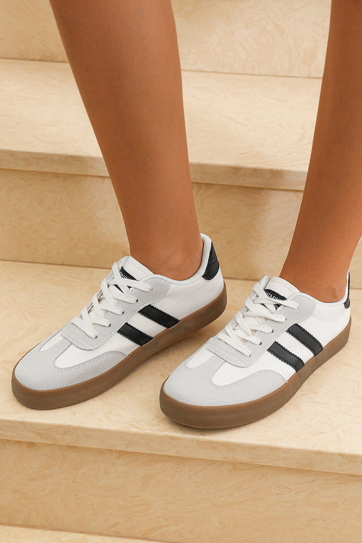 Flache Sneakers mit Streifenmuster und Schnürung