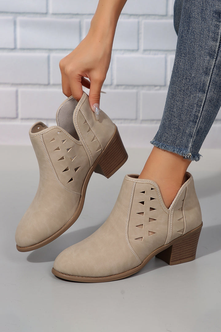 Bottines à talons et bout pointu en daim découpé
