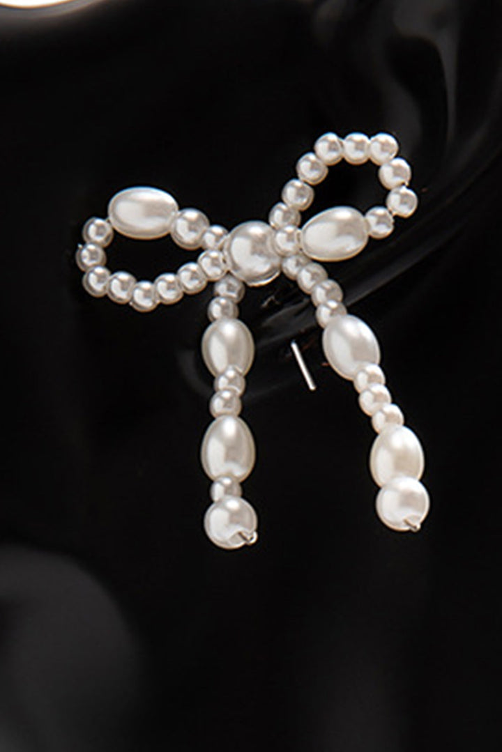 Boucles d'oreilles cloutées en perles et nœud papillon