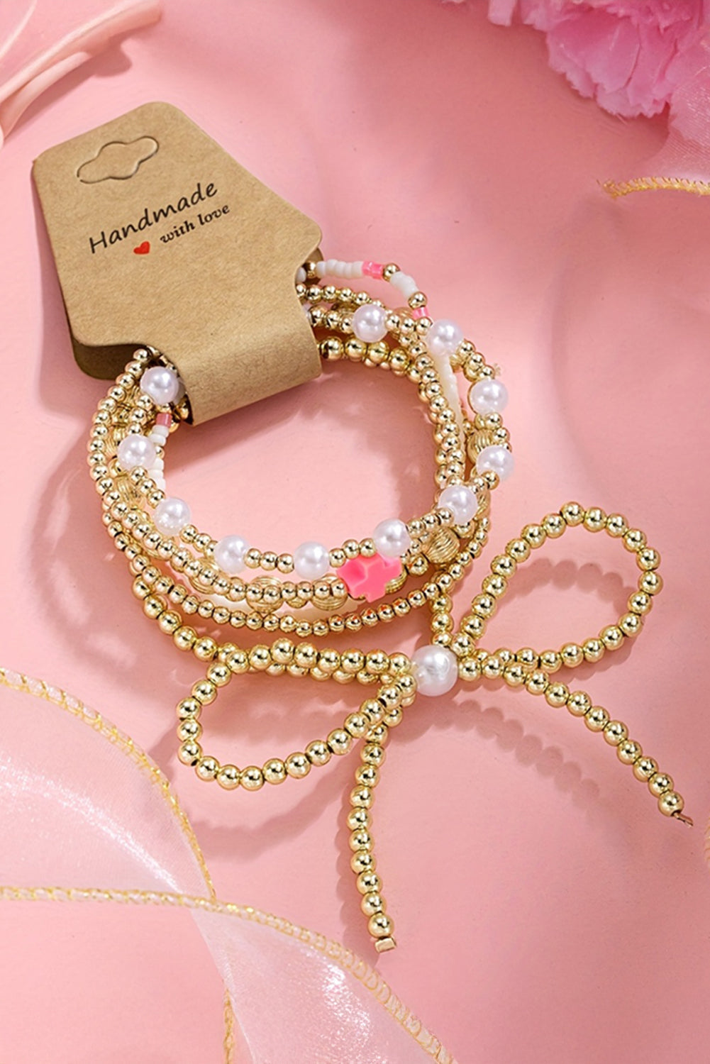 Bracelet multicouche plaqué orné de perles et de nœuds papillon