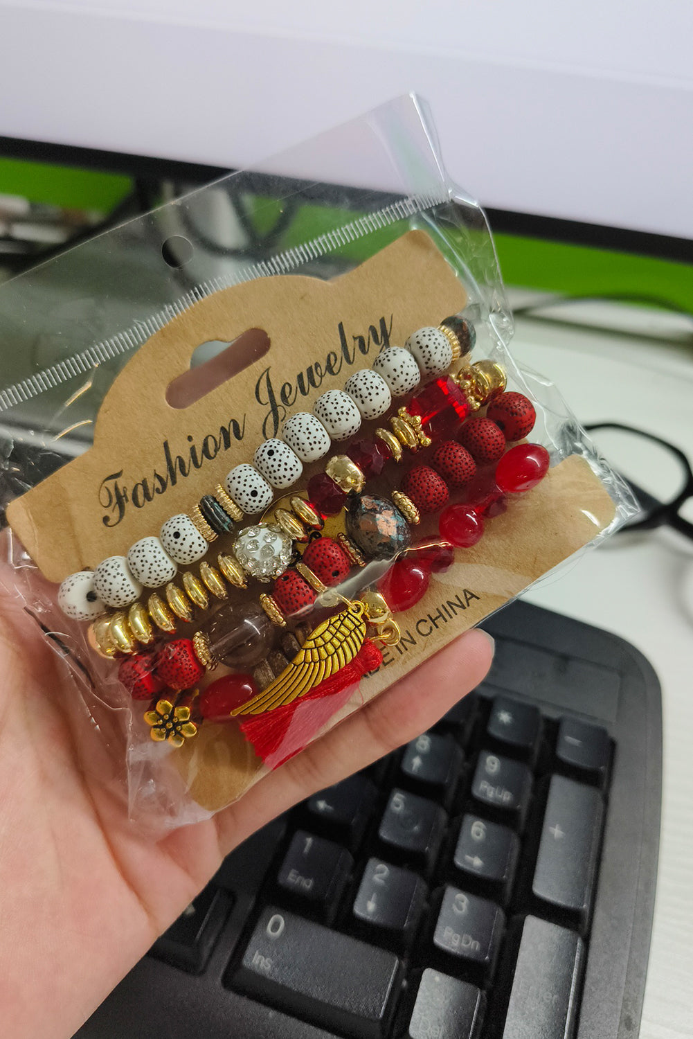 Ensemble de 4 bracelets bohèmes avec pendentifs en forme d'ailes et de disques