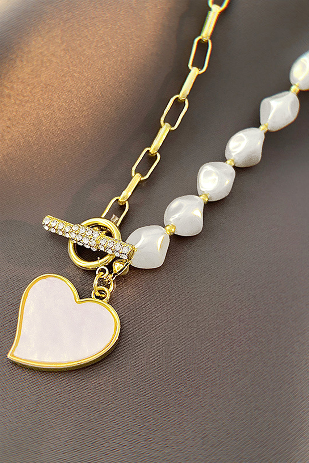 Collier avec pendentif en forme de cœur et chaîne de perles décorée de strass