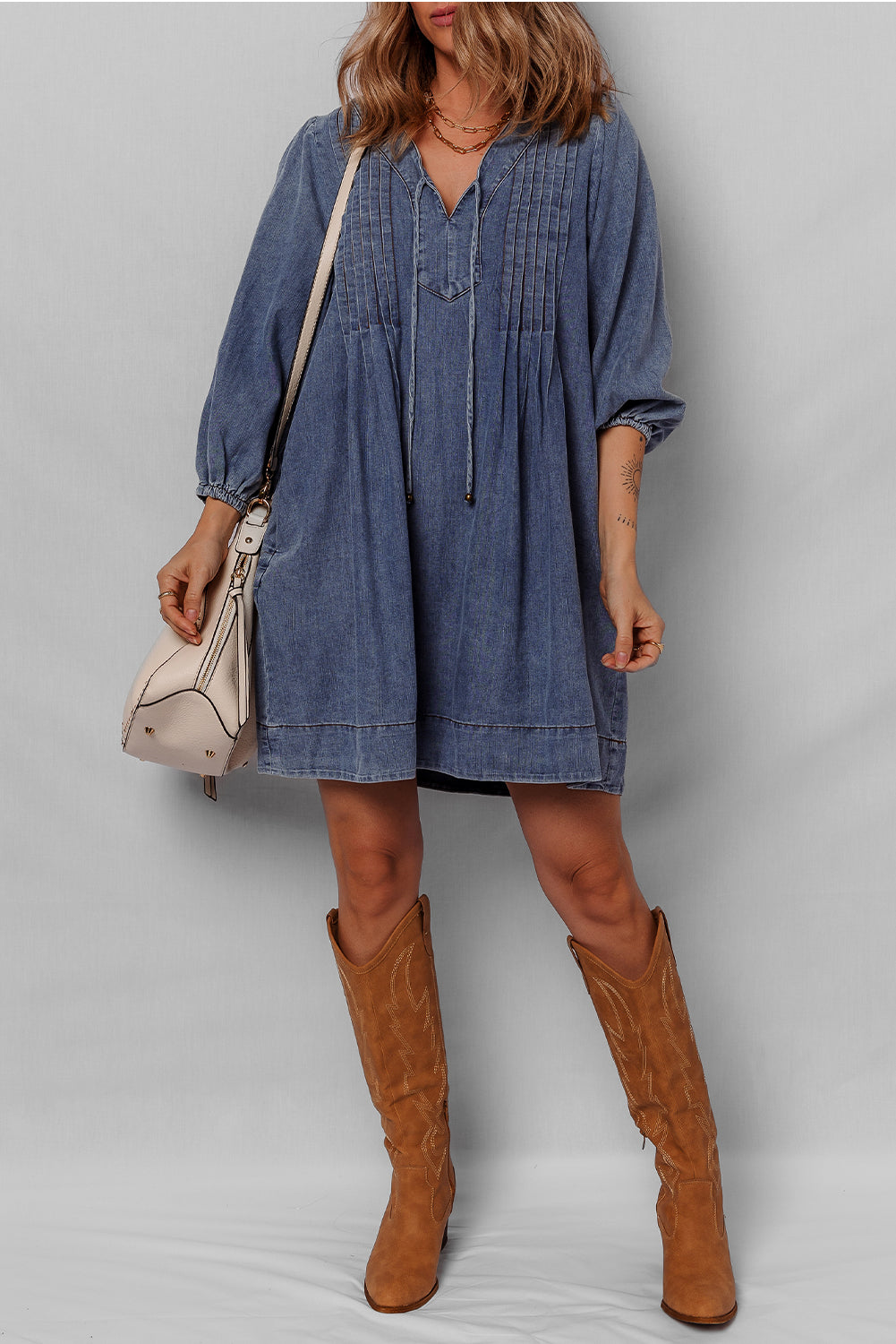 Robe mini en jean plissée à manches 3/4 et col en V noué