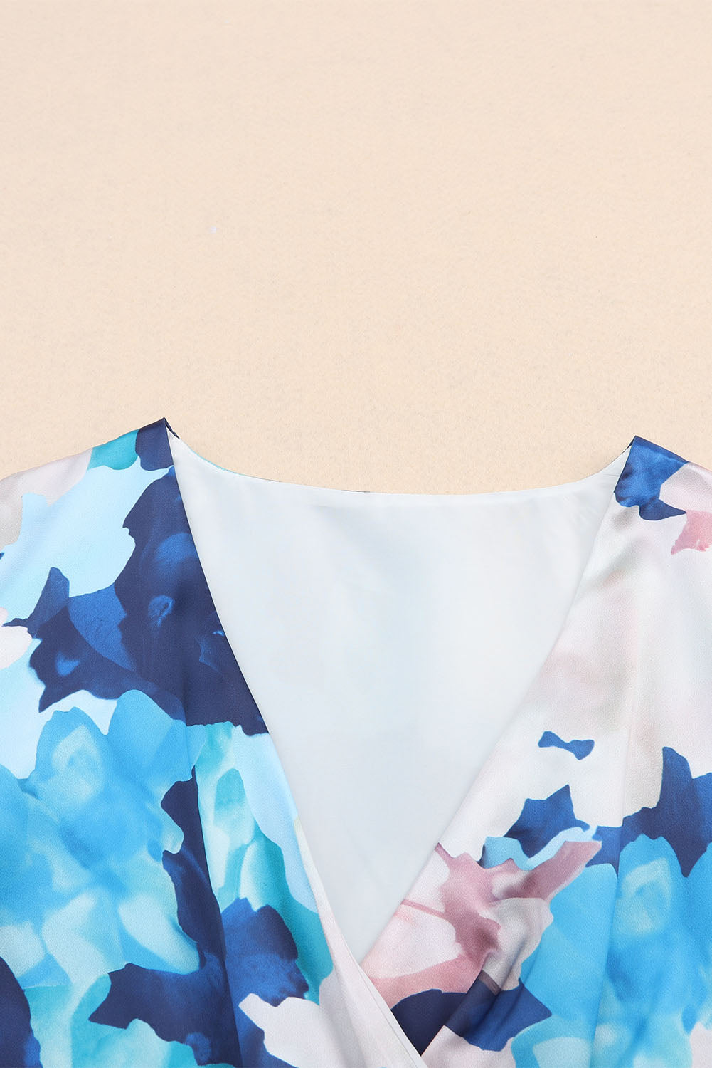 Langärmliges Kleid mit Rüschen und abstraktem Blumenmuster