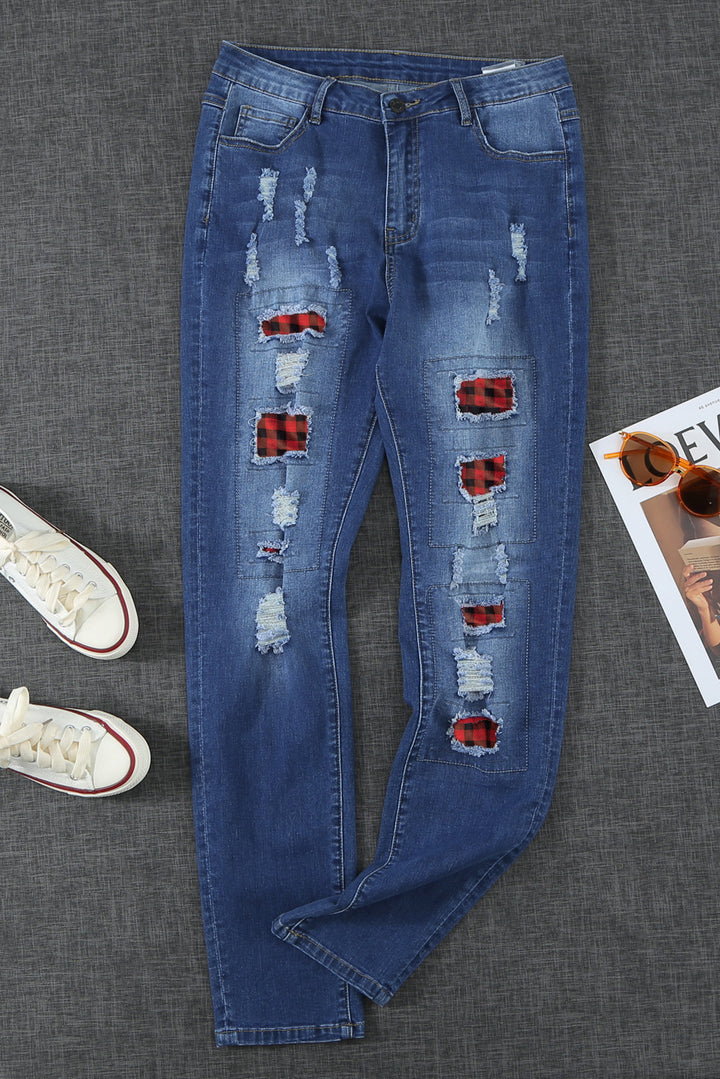 Modische, blaue Boyfriendjeans mit geradem Bein und zerrissenem Karomuster